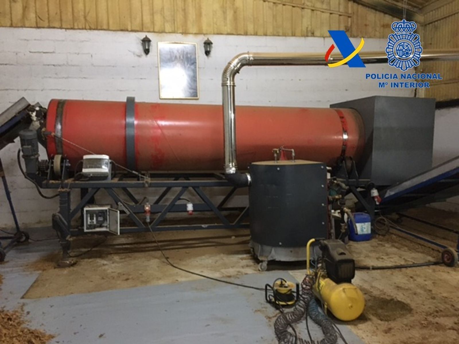 Interior de la fábrica ilegal de elaboración de cigarrillos.