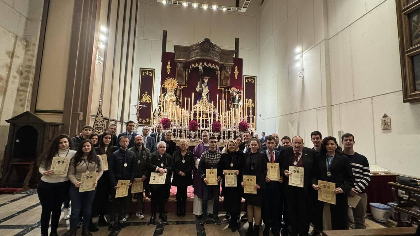 Recibimiento de los nuevos cofrades durante la solemne novena.
