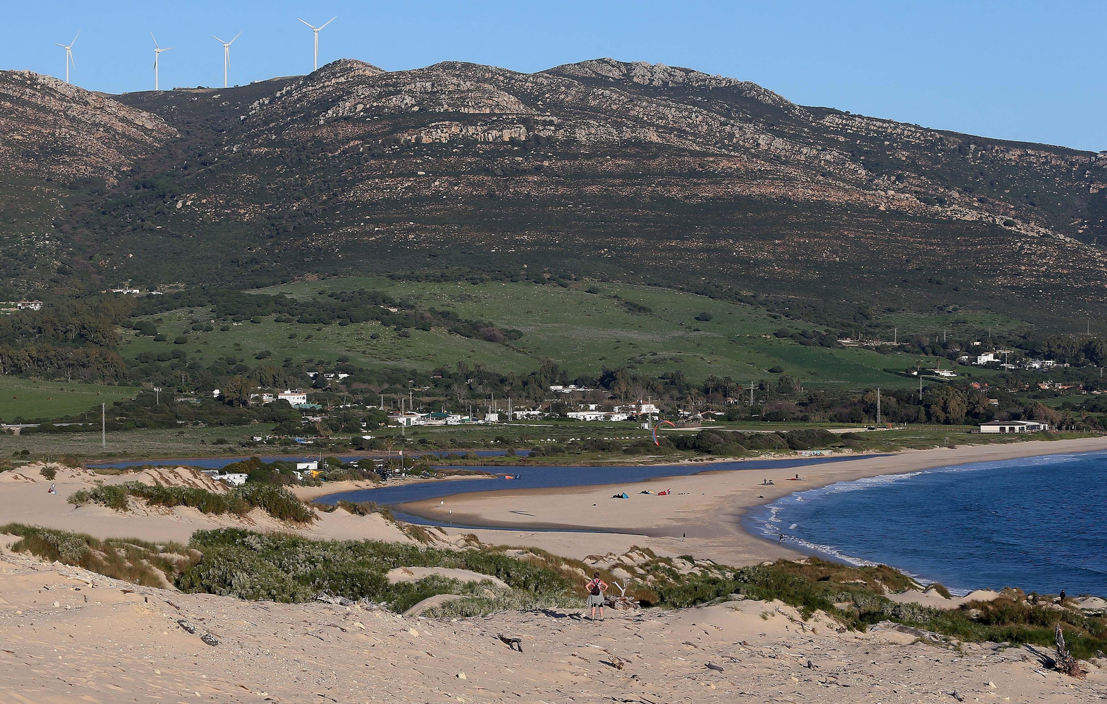 La playa de Valdevaqueros, con los terrenos donde se desarrollaría Montevaqueros al fondo