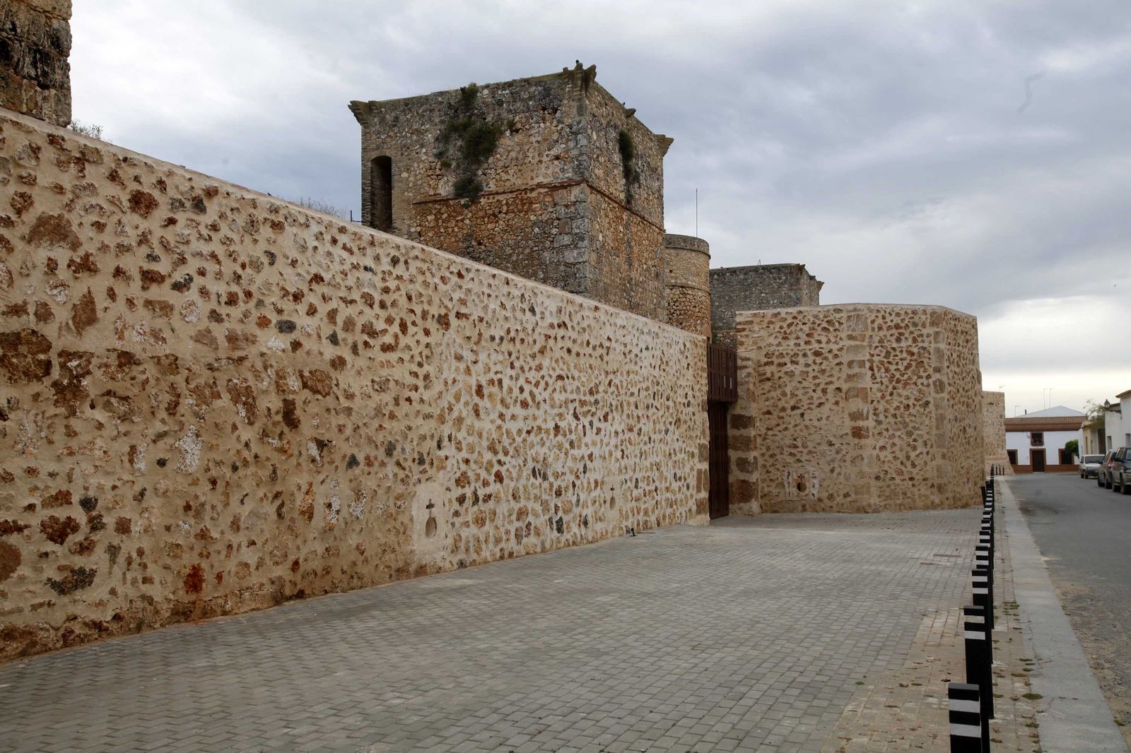 Imágenes de la restauración de la barbacana del castillo de Niebla