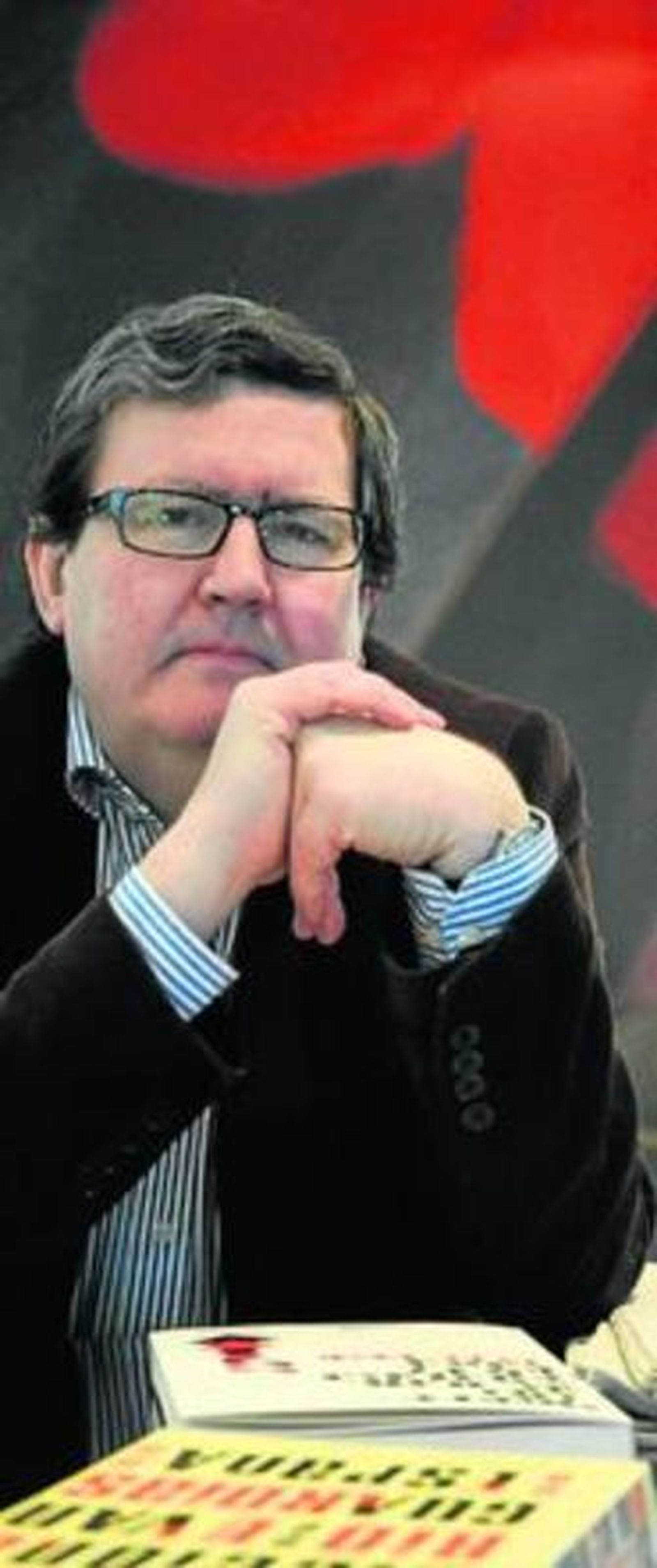 Ante dos de los libros que ha dedicado al estudio de las vanguardias.