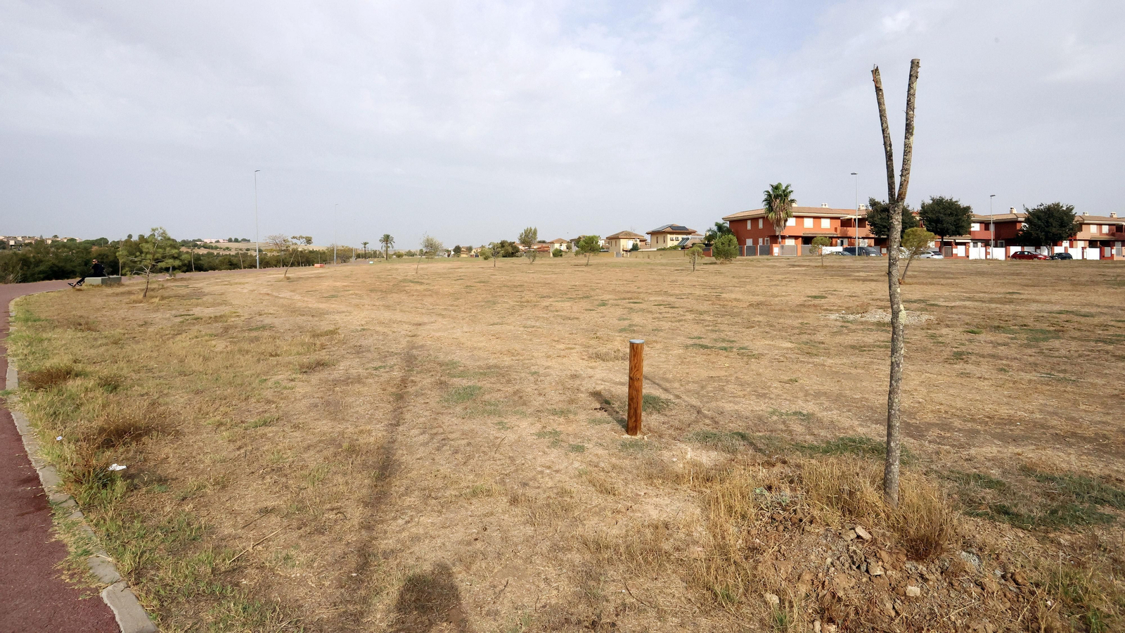 Imagen de una de las zonas de esparcimiento de la Laguna de Torrox.