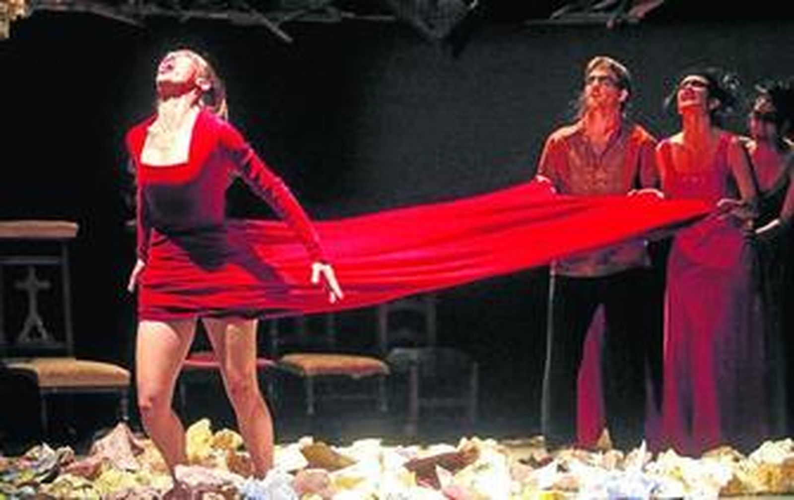 La compañía Marta Carrasco, durante la representación en el Gran Teatro Falla.