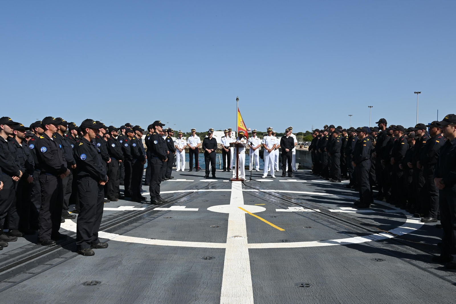 Las imágenes de la despedida de la fragata 'Navarra' de la Armada en la Base de Rota