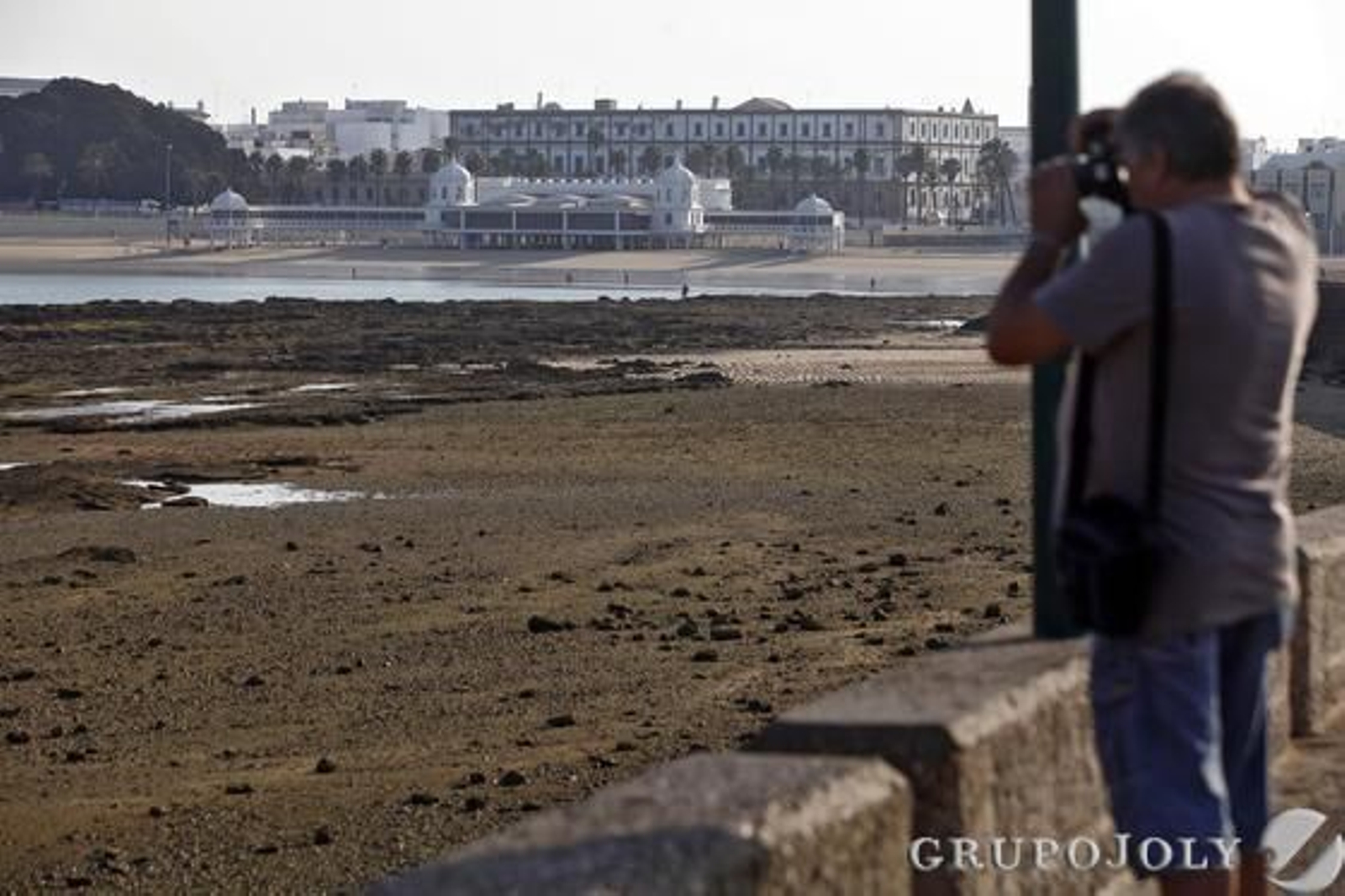 Imágenes del momento de una espectacular bajamar en las playas de Cádiz.

Foto: Jesus Marin