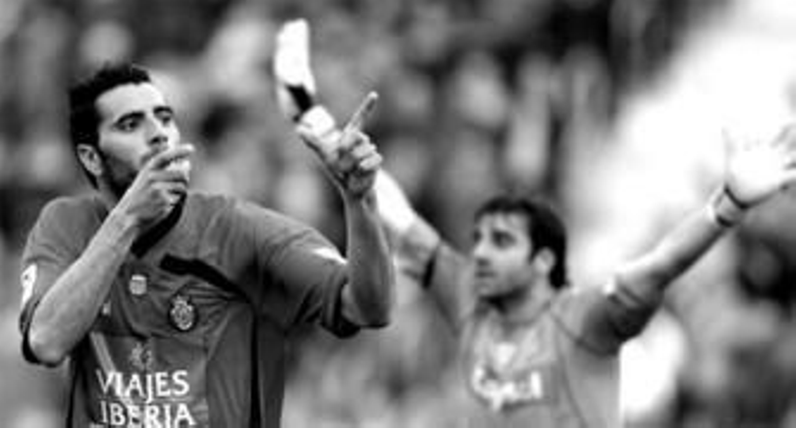 Güiza celebra uno de sus goles ante la desesperación de Sorrentino.