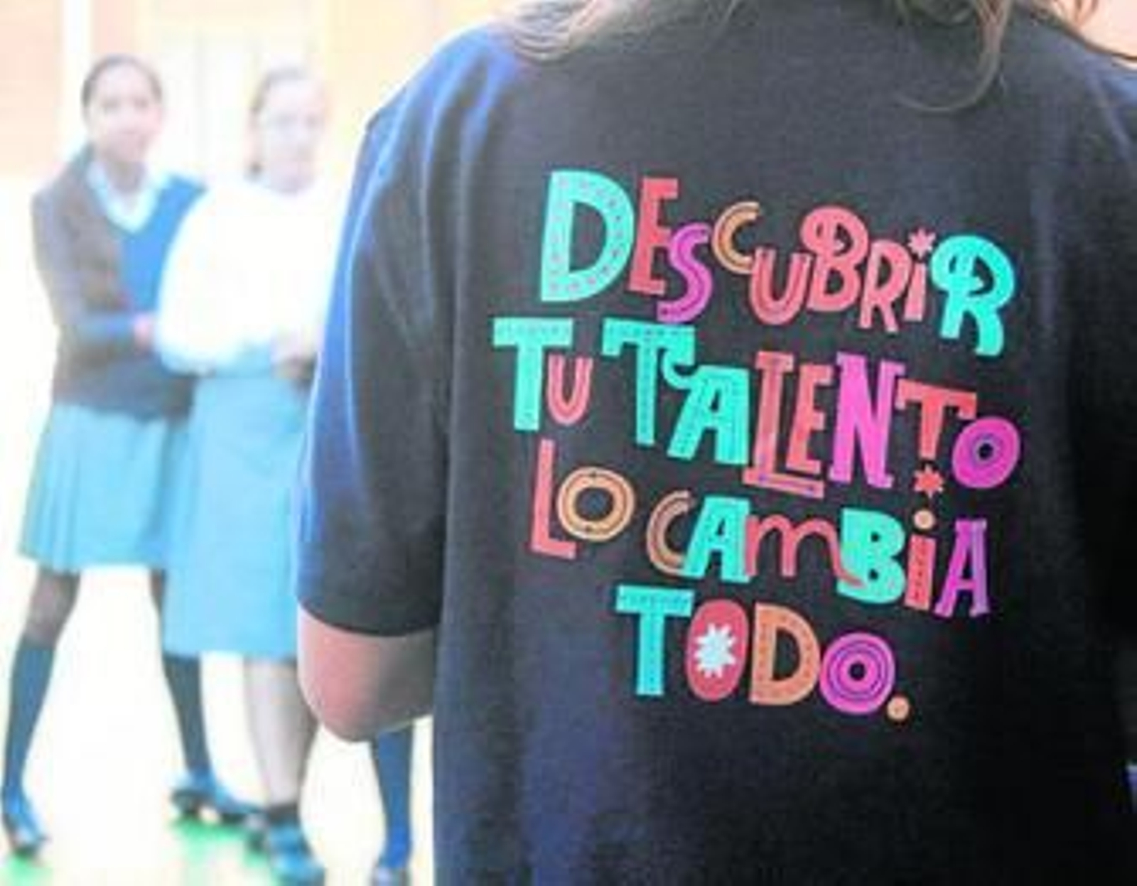 Escolar con una camiseta con el lema del certamen.