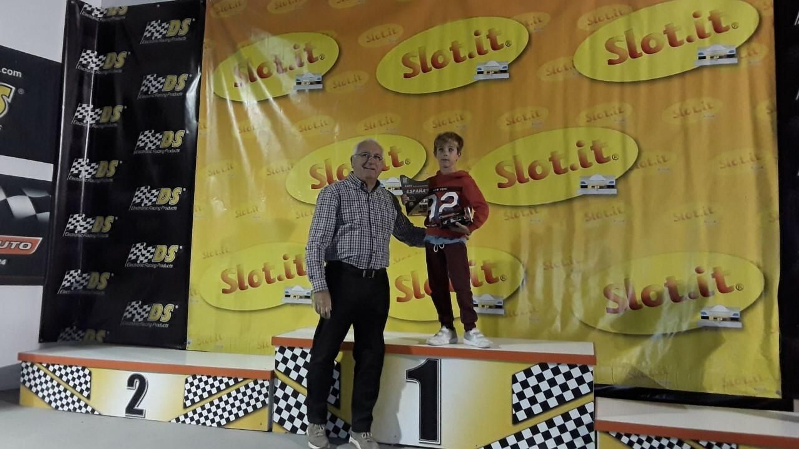 Arturo Paz posa en lo más alto del podio tras su victoria en Igualada.