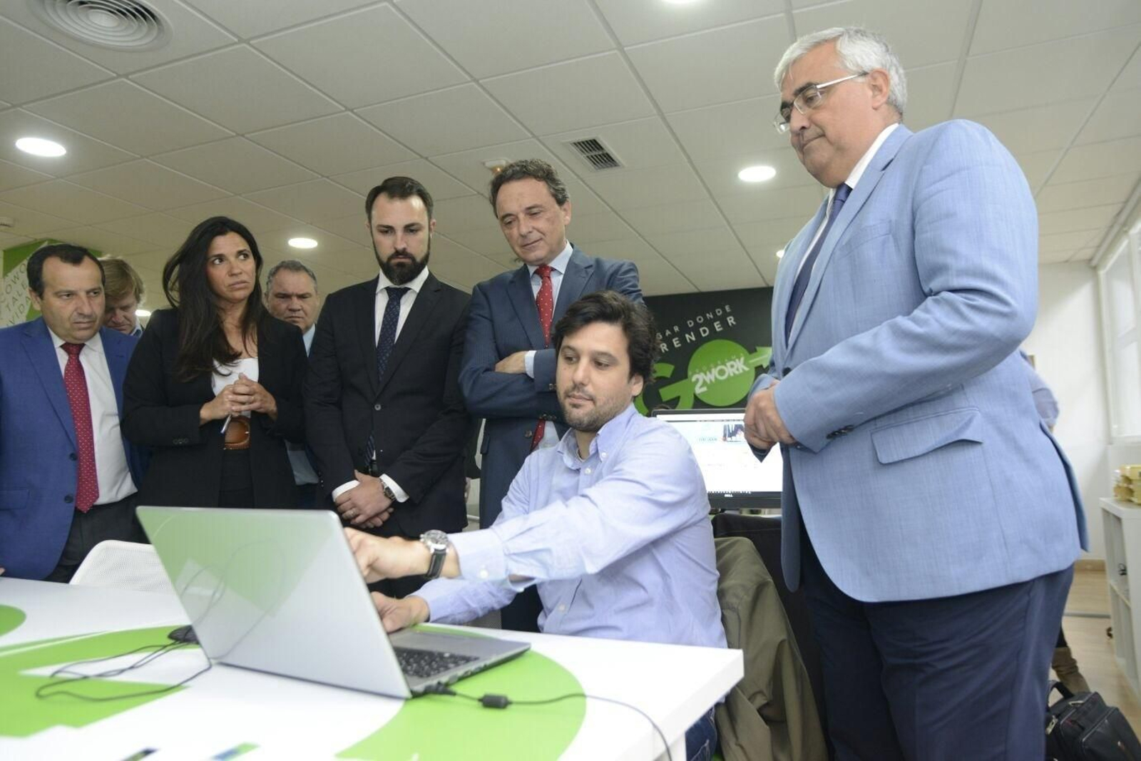 El alcalde de Torremolinos y el consejero de Economía, ayer, en la inauiguración de la aceleradora.