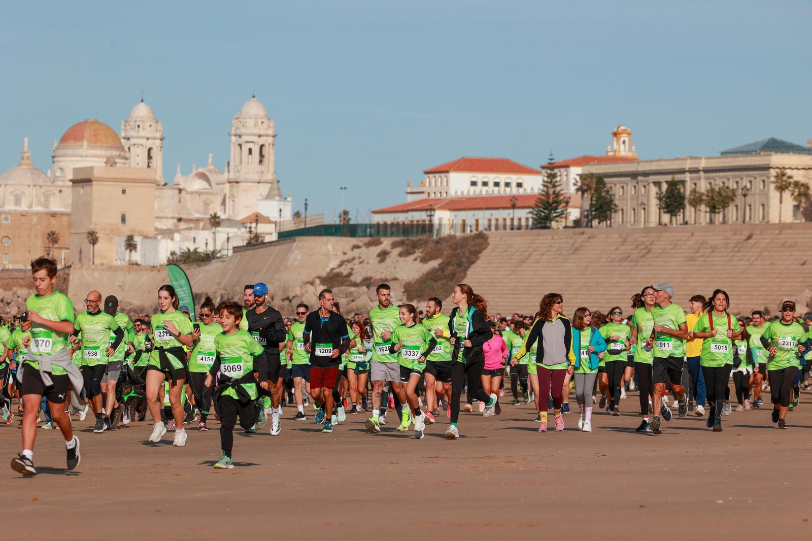 Búscate en las fotos de la XI Carrera en Marcha Contra el Cáncer de Cádiz