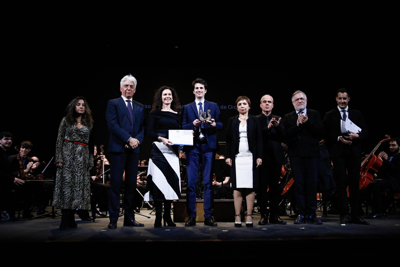 Organizadores y miembros del jurado con el ganador del certamen en el Maestro Padilla.