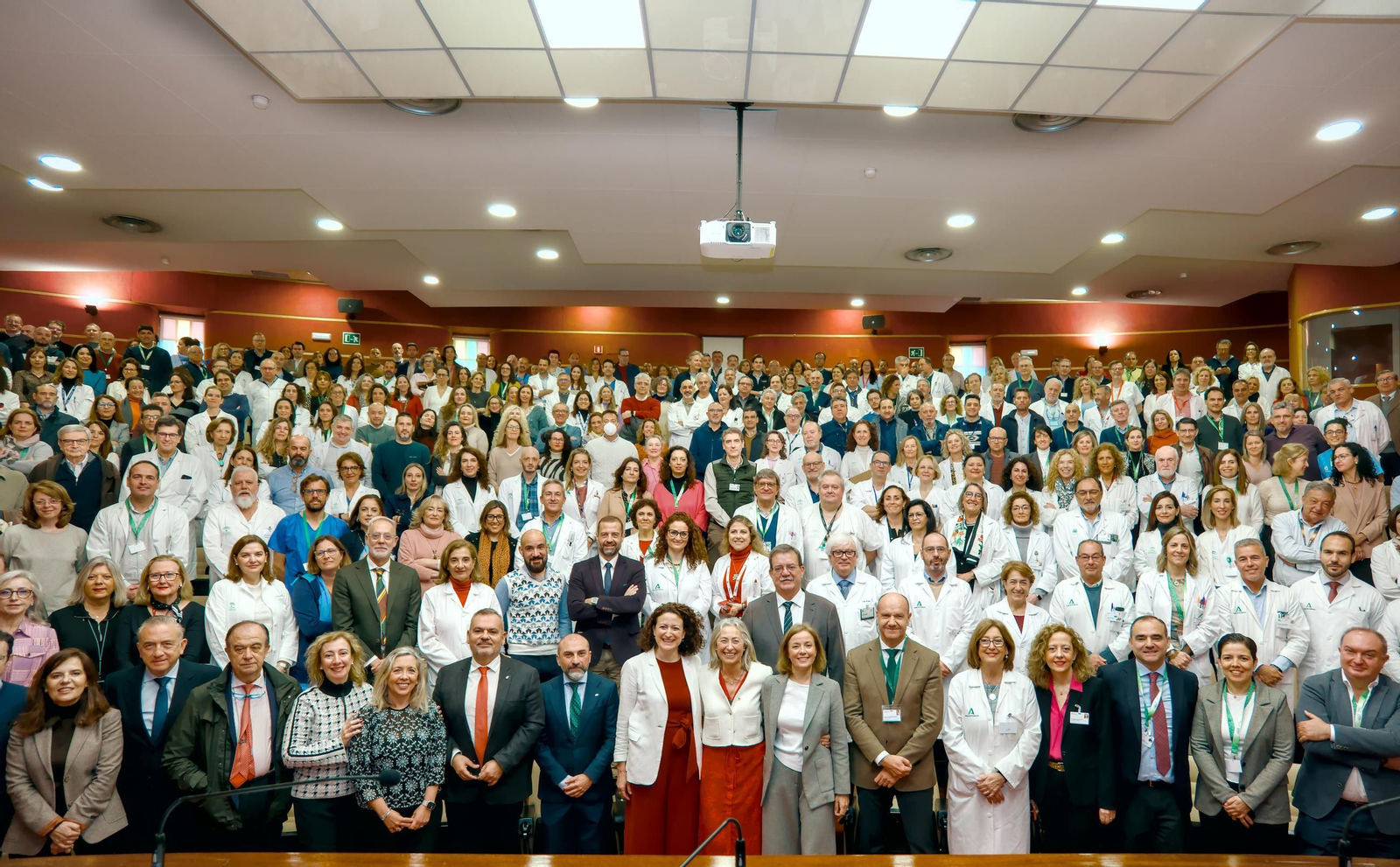 Un momento de la presentacion de la directora gerente del Virgen del Rocío, Nieves Romero, en el Aula Magna.