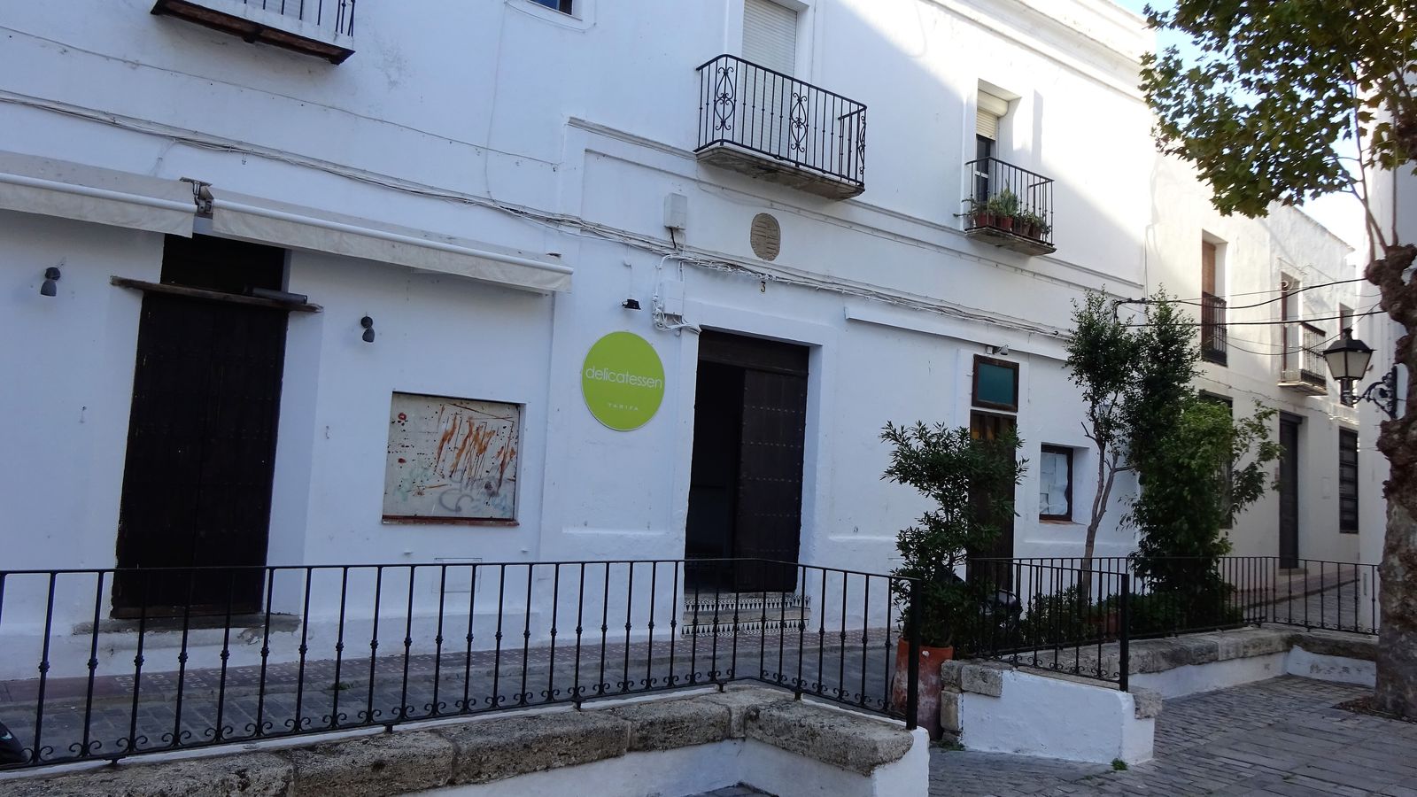 Fachada del edificio que fue Casa Consistorial entre 1852 y 1862 en la plaza de los Perdones, actual plaza de Oviedo.