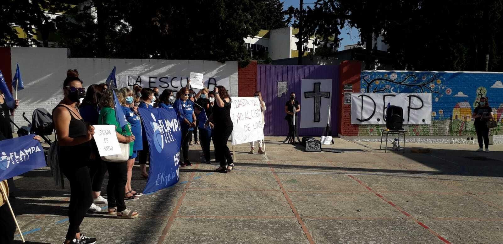 Concentración esta mañana del AMPA del Alfonso X el Sabio para protestar por la supresión de una línea.