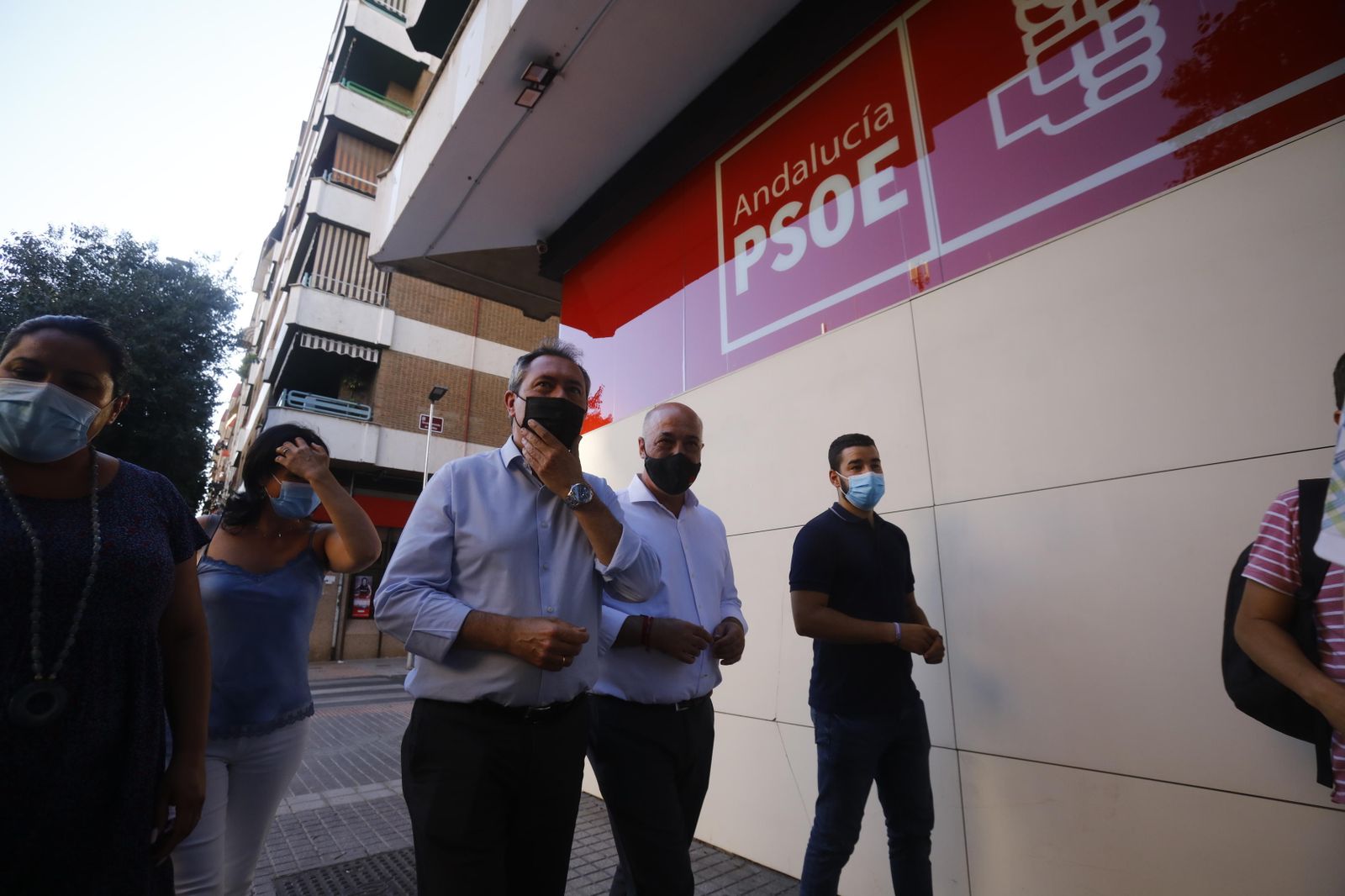Juan Espadas y Antonio Ruiz llegan a la sede del PSOE de Córdoba.