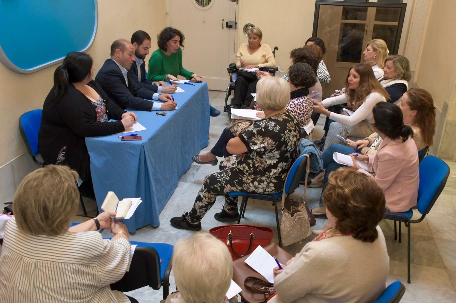 Las asociaciones de mujeres se reúnen con el Partido Popular.