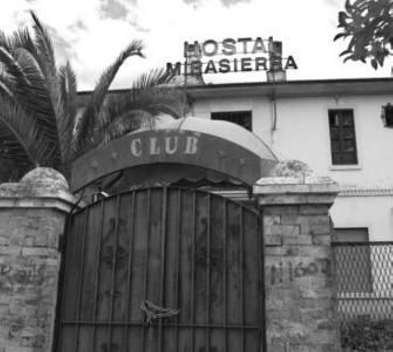 Entrada del antiguo Hostal Mirasierra.