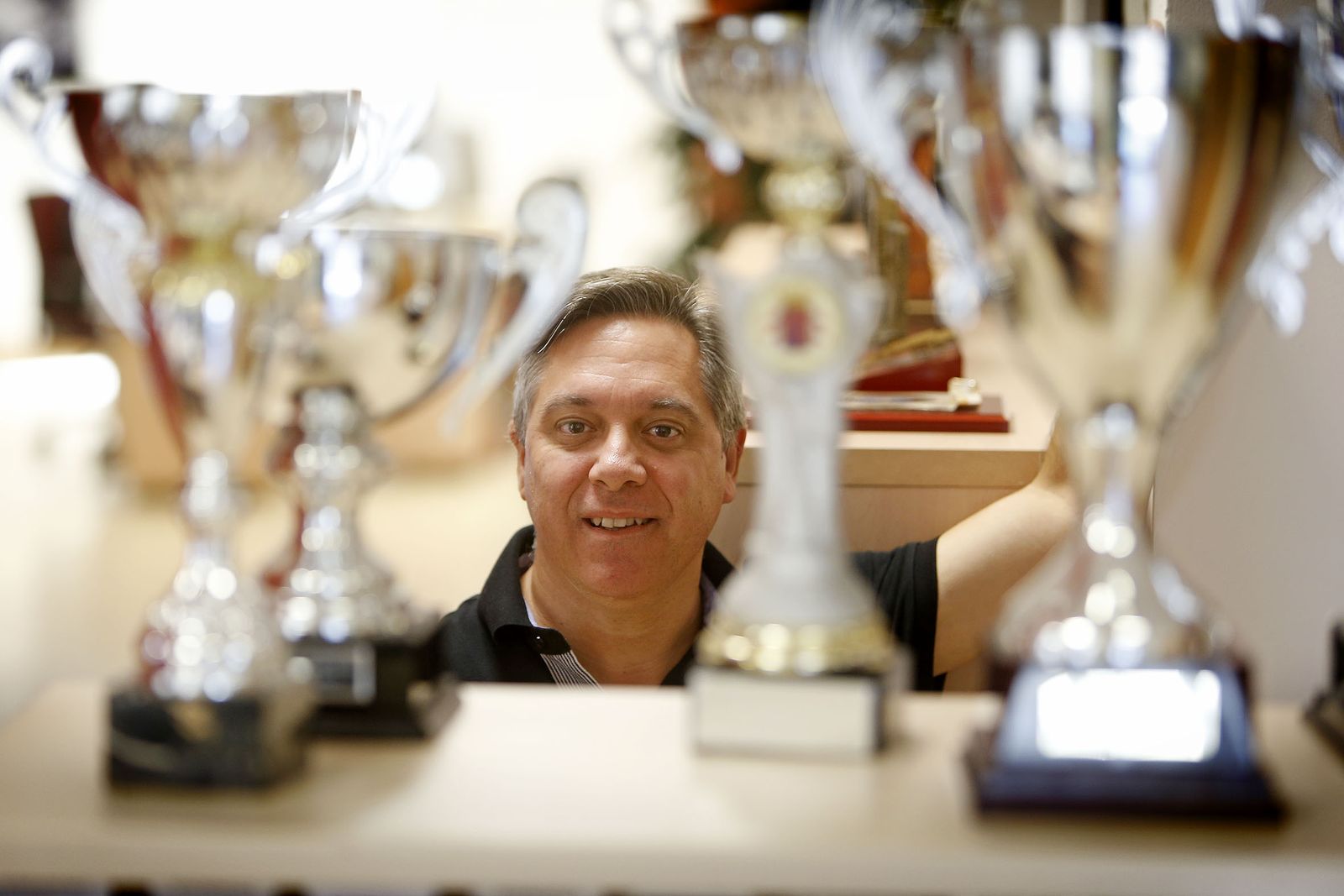 El concejal Óscar Torres, apasionado del fútbol sala, entre unos trofeos deportivos.