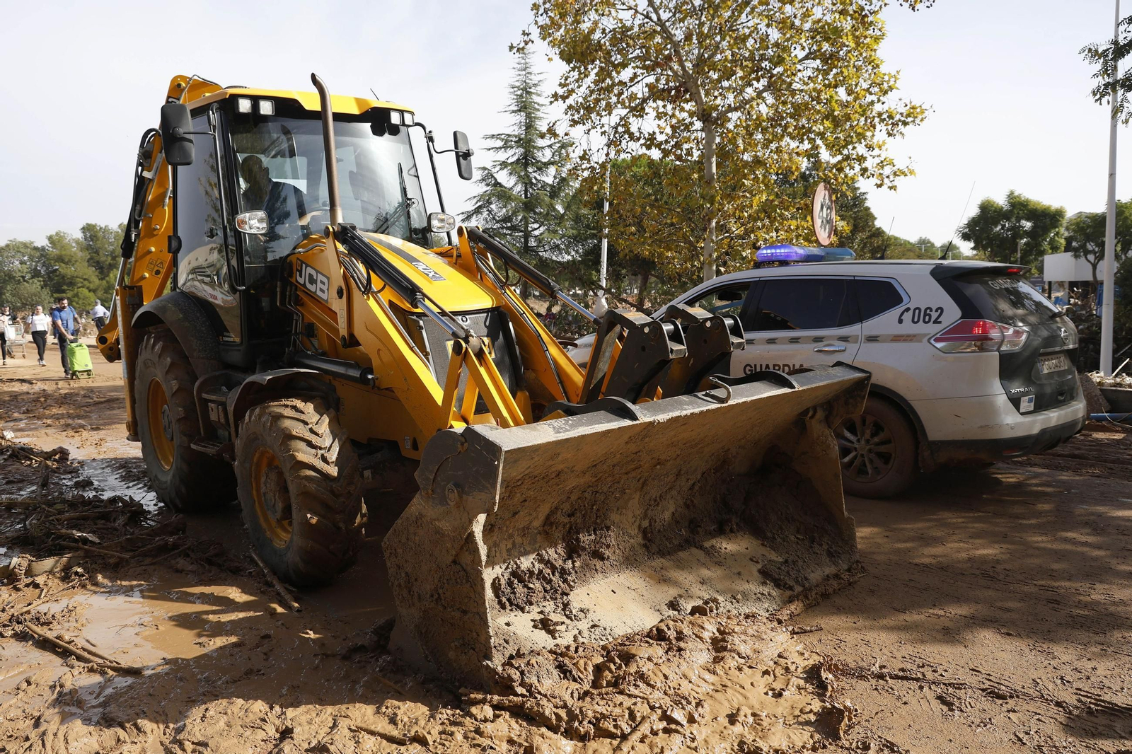 Una máquina retira barro por las inundaciones en Valencia