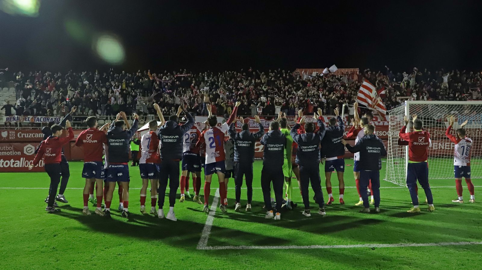 Equipo y afición celebran una victoria en el Nuevo Mirador.