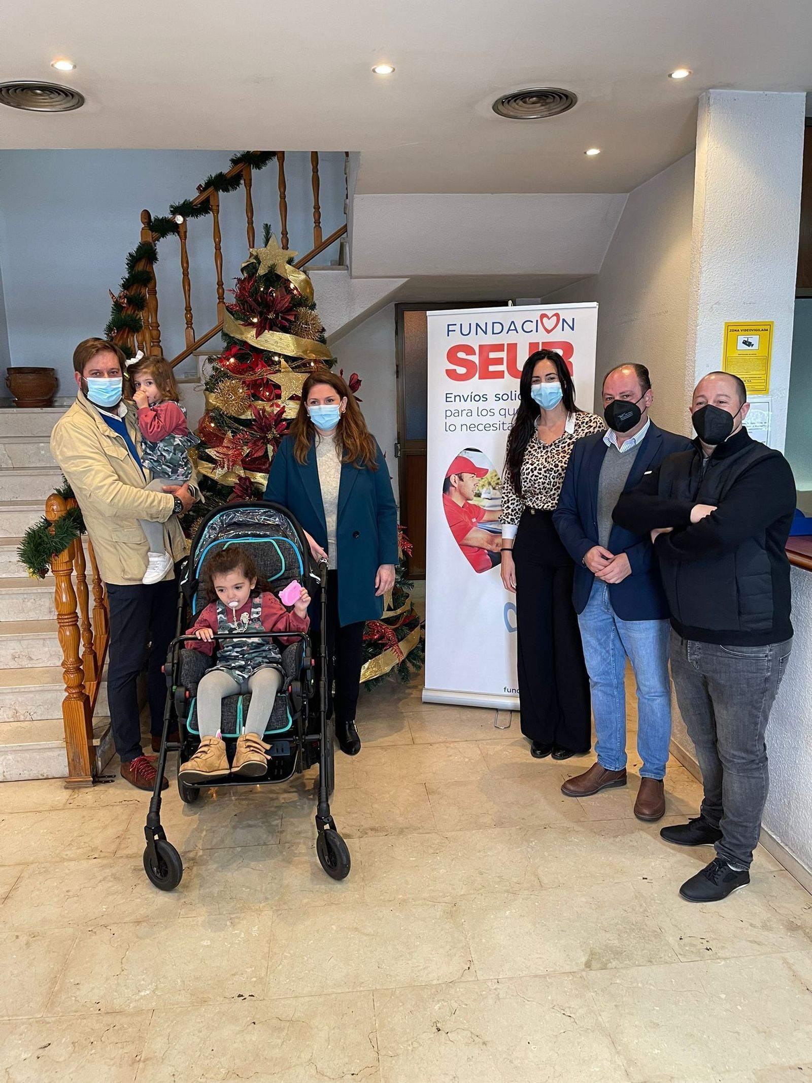 Entrega de la ayuda de Fundación SEUR a la pequeña Lola.