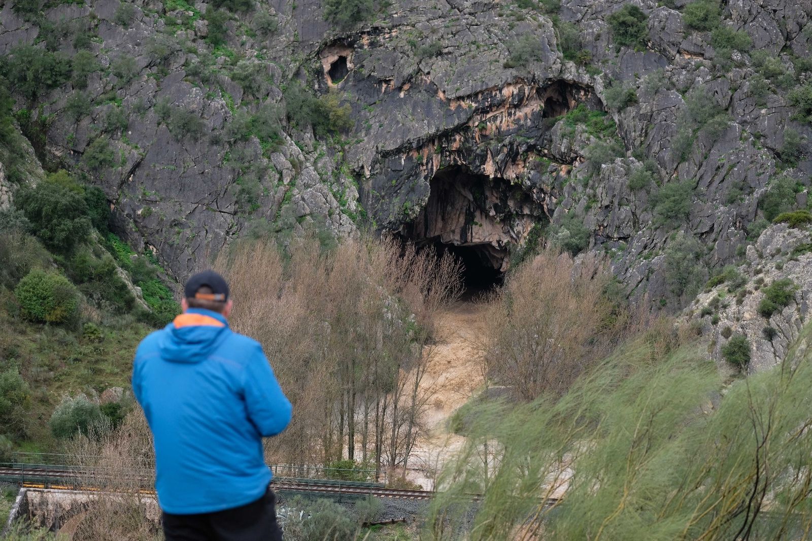 La presa de Montejaque desaguando tras alcanzar el límite de su capacidad, en imágenes