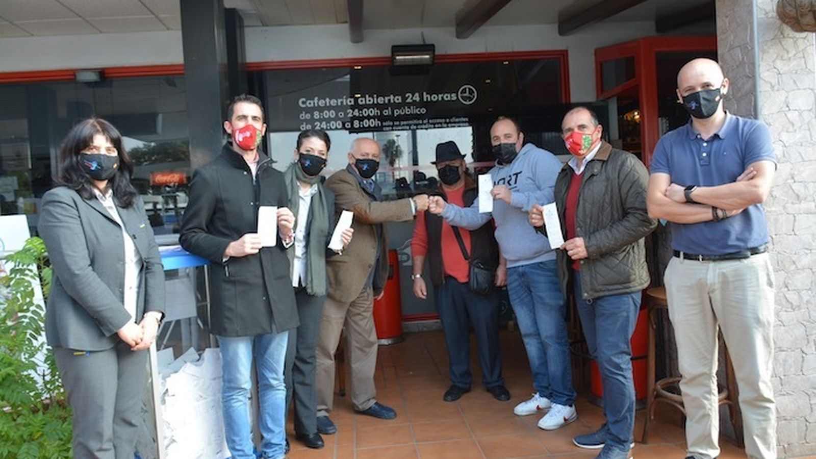 ASISTIERON AL SORTEO DEL 23/12/20 EN CODES LAS SIGUIENTES PERSONAS: Representación Municipal del Excmo. Ayuntamiento de San Roque, el Concejal de Medio Ambiente y Salud D. JUAN JOSÉ SERVÁN GARCÍA, el Concejal de Juventud, Participación Ciudadana y Universidad Popular: D. JOSÉ DAVID RAMOS MONTERO; asistiendo como testigos D. ANTONIO SANCHEZ MARTÍN, D. JOSÉ LAZA GONZÁLEZ Y D. ROBERTO UCEDA MENDES entre otros clientes y parte de la plantilla de Codes, así como D. Francisco Zafra González (Administrador-Gerente de CODES SL).