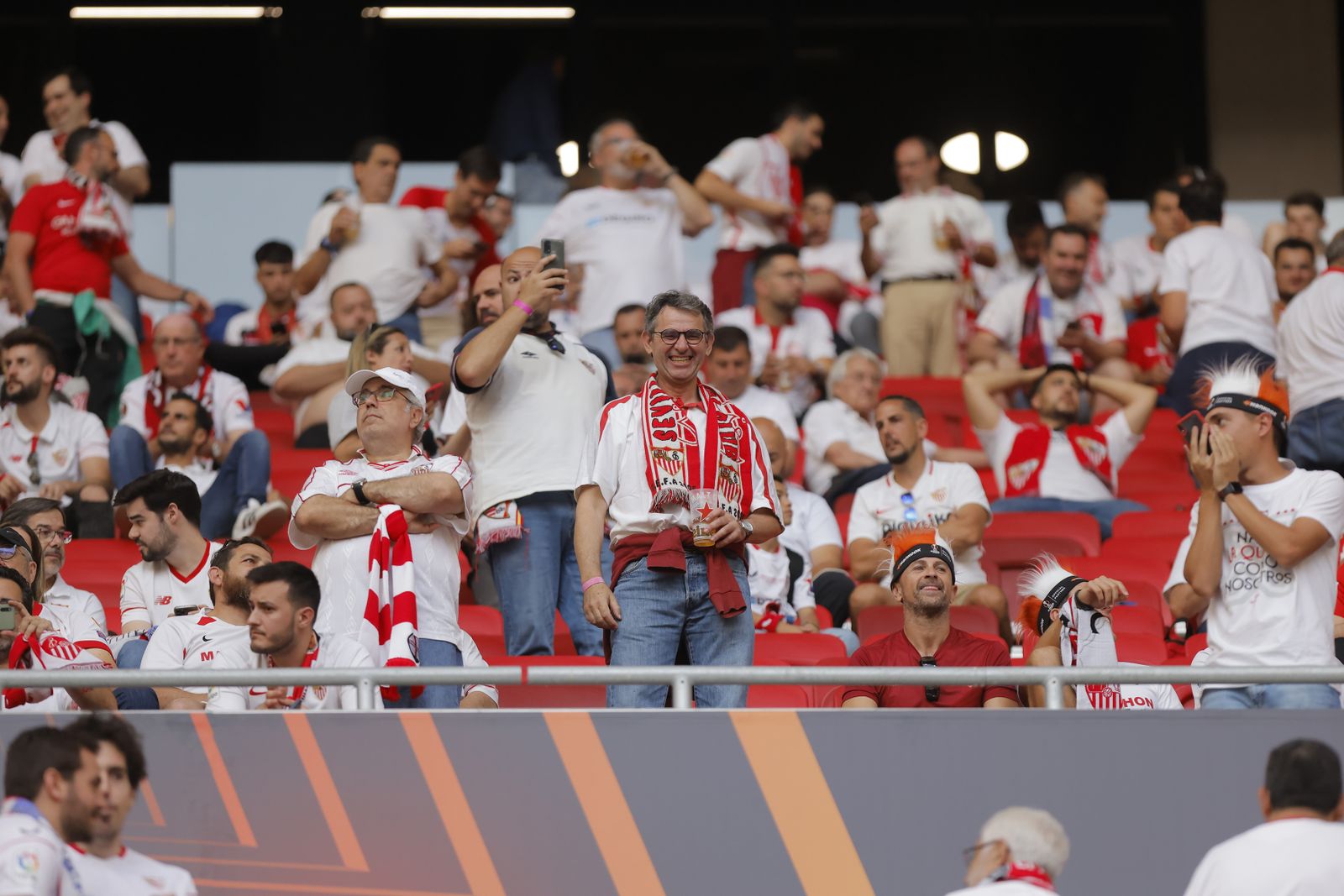 Búscate en las fotos del Sevilla-Roma