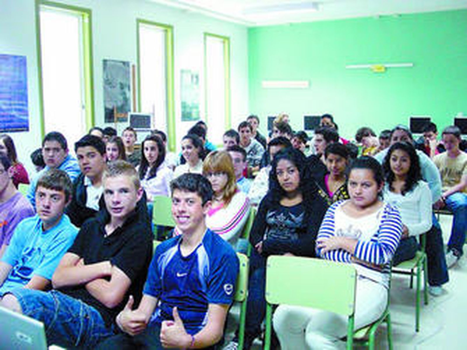 Los alumnos del IES 'Rey Alavez', durante la charla.