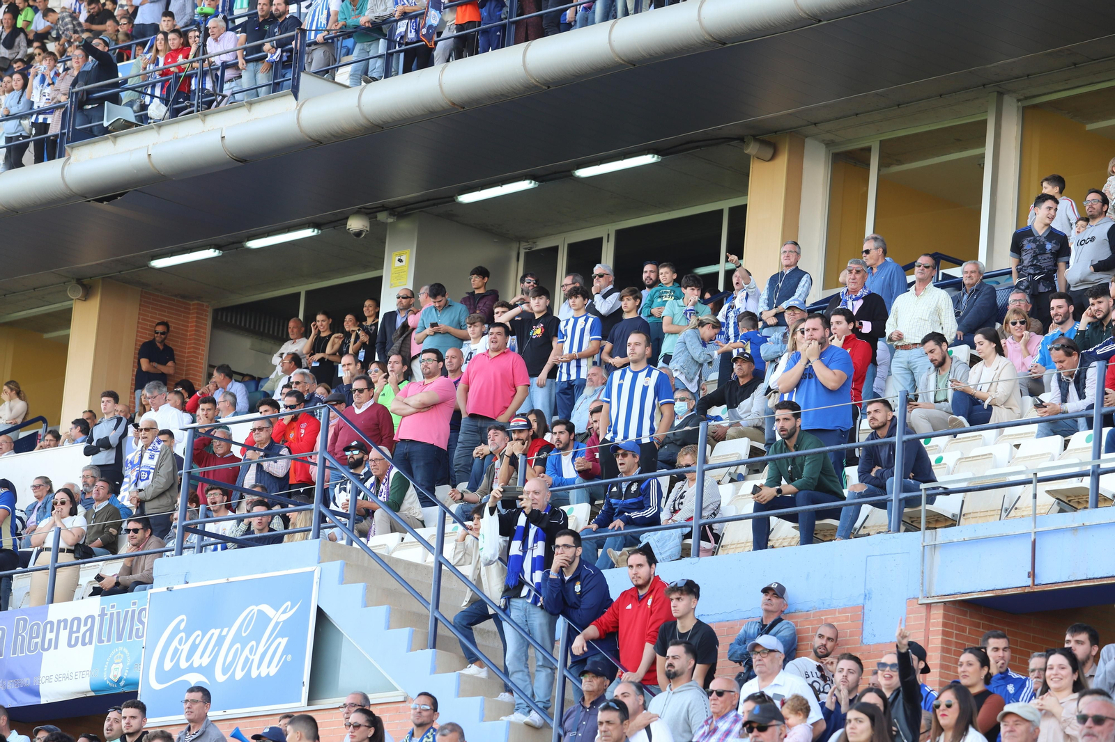 Imágenes del gran ambiente en el Nuevo Colombino para ver el  Recre-Burgos