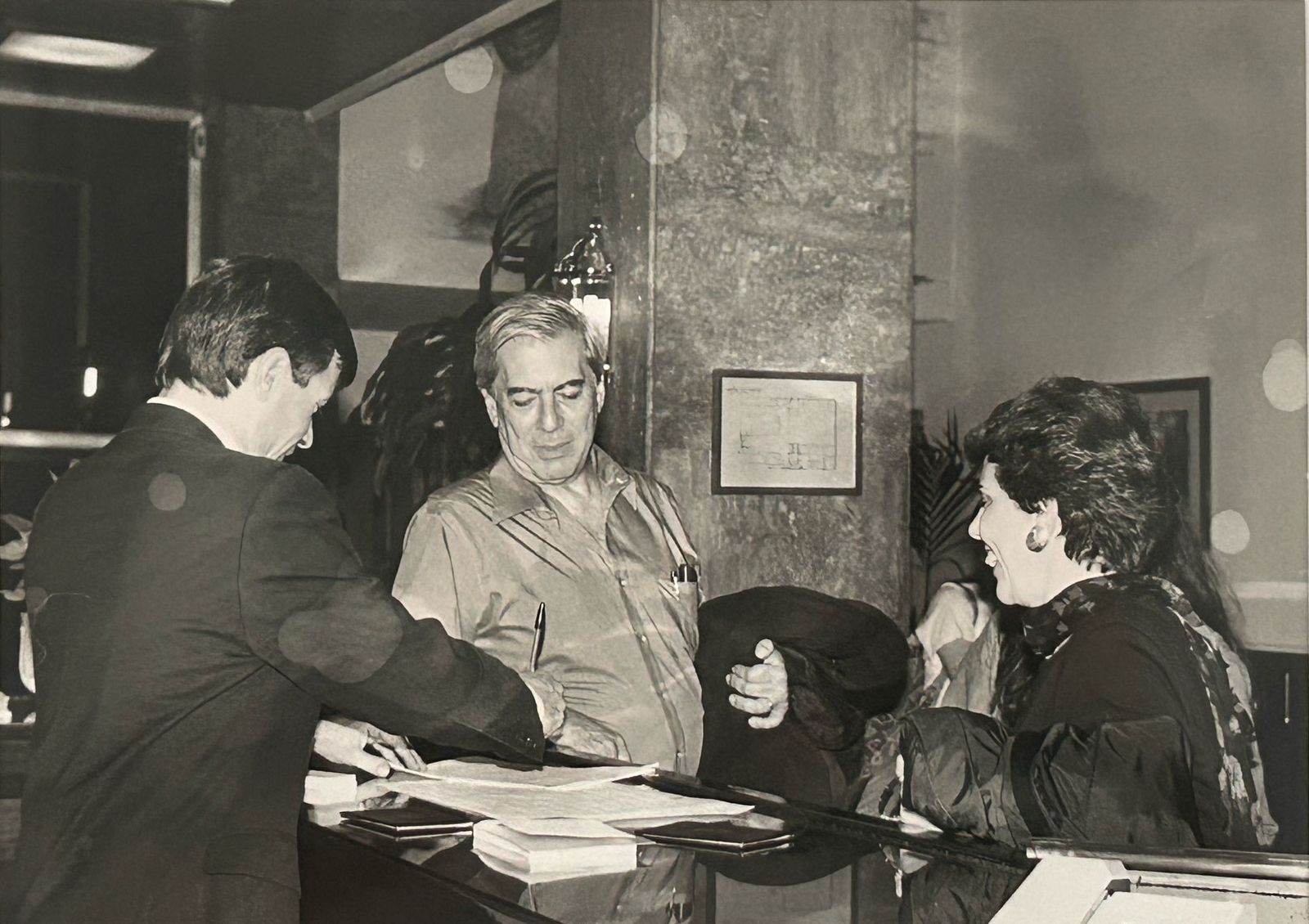 Las mejores imágenes del paso de Mario Vargas Llosa por Huelva en 1995, cuando fue presidente del jurado del Festival de Cine Iberoamericano