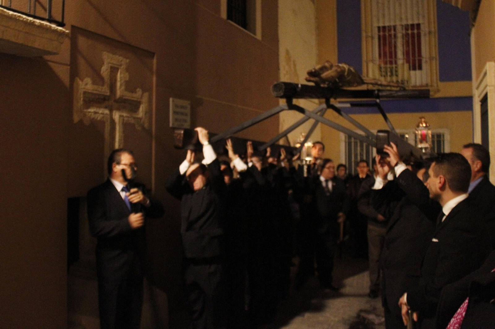 Cristo de las Almas de la Hermandad del Prendimiento, pasando por la Calle Soto ante la cruz pétrea.
