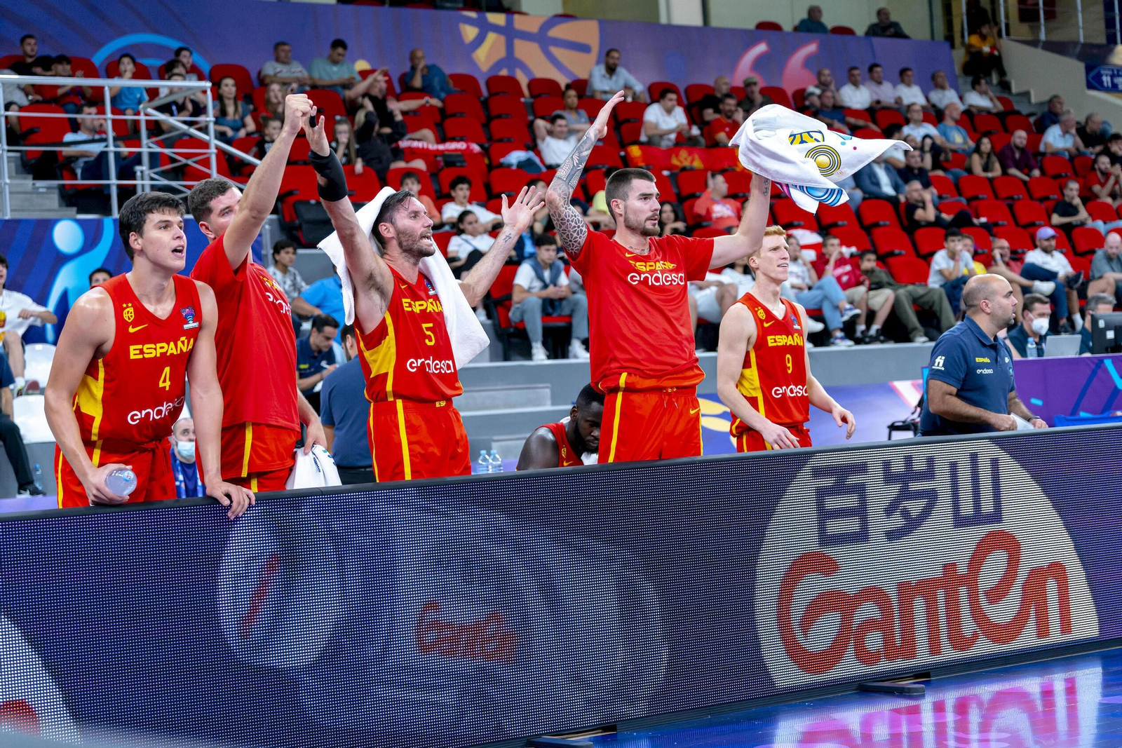 Las fotos del duelo entre Brizuela y Alberto Díaz con Kendrick Perry en el Eurobásket