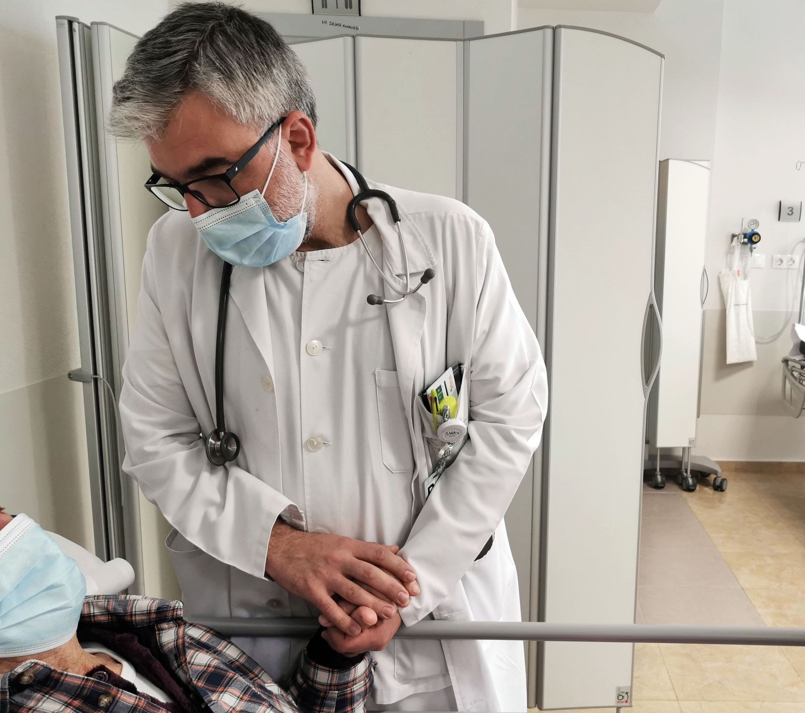 El jefe de Medicina Interna del Hospital El Tomillar, Salvador Vergara, con un paciente en la Unidad de Día.