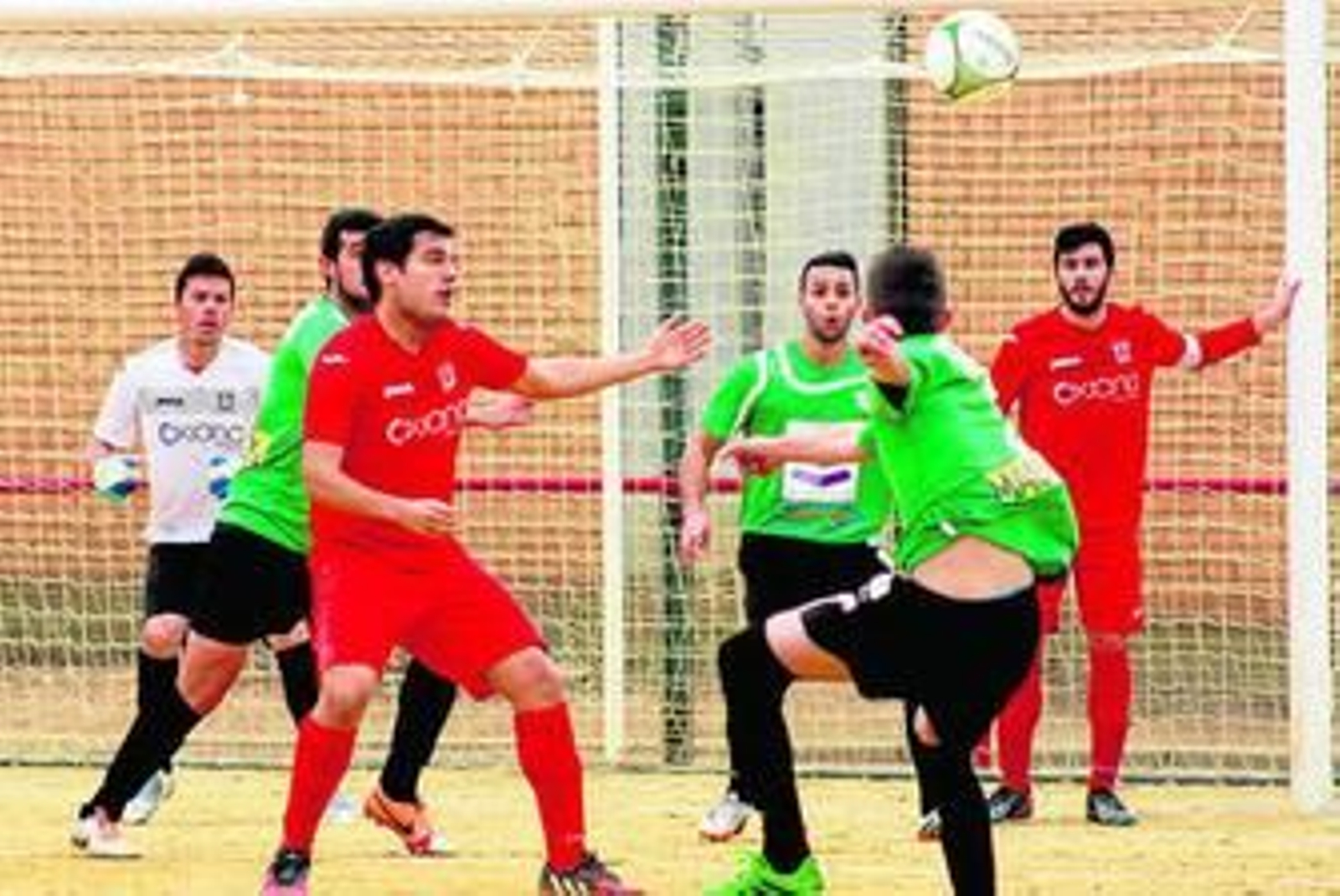 Pablo Lago -primer plano, izquierda- no podrá ser alineado por Los Rosales.
