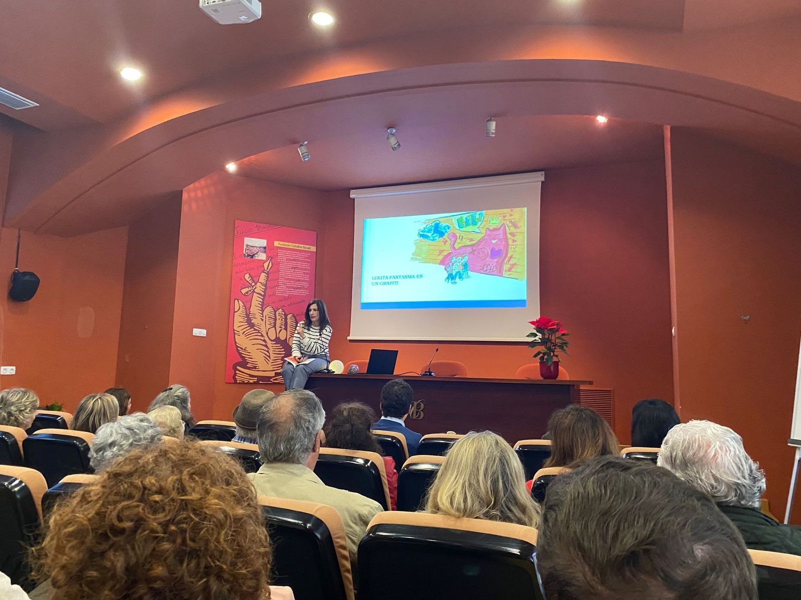Josefa Parra en una presentación de su poemario Lolita Fantasma.