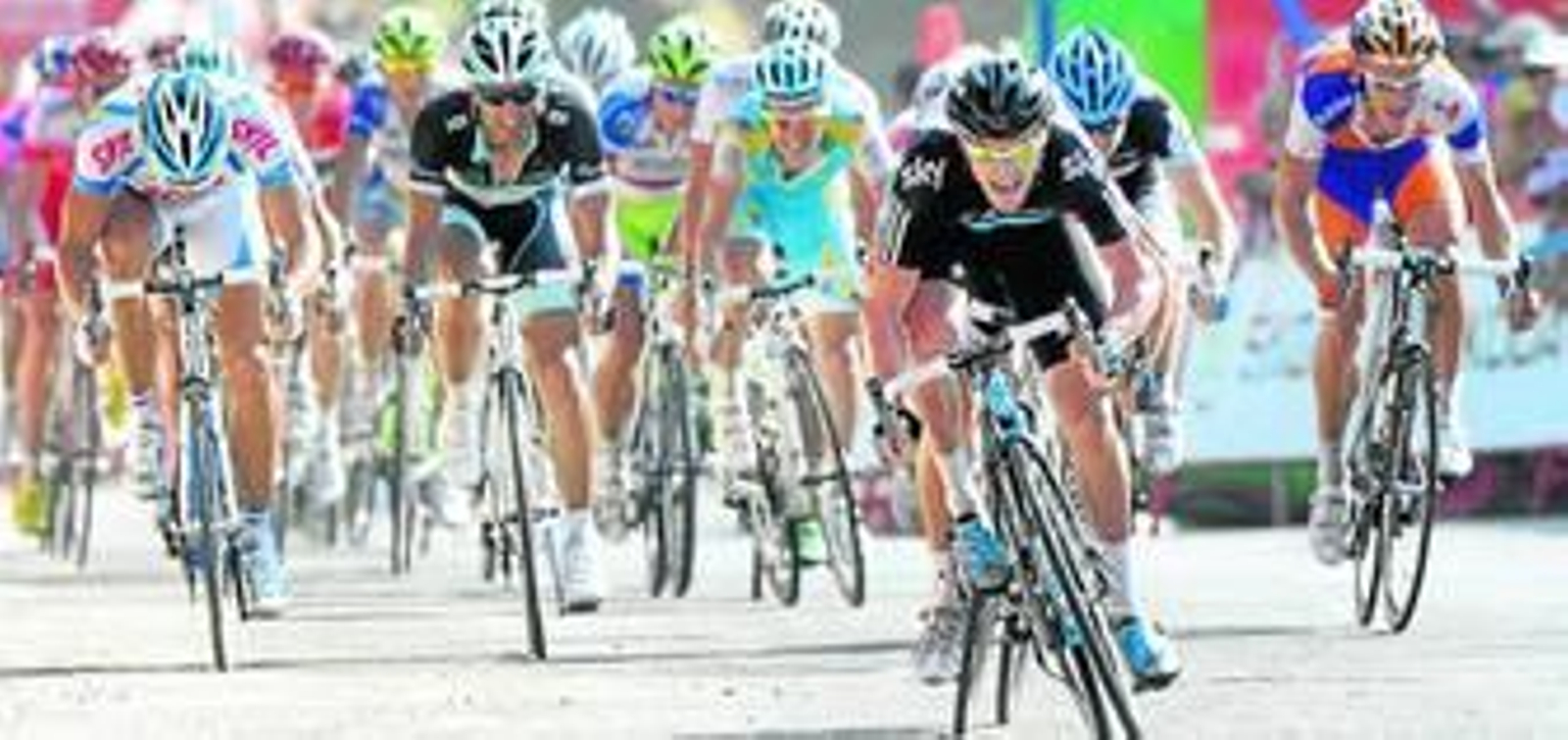 Sutton da los últimos golpes de pedal antes de cruzar la meta en Orihuela por delante del resto de ciclistas del pelotón.