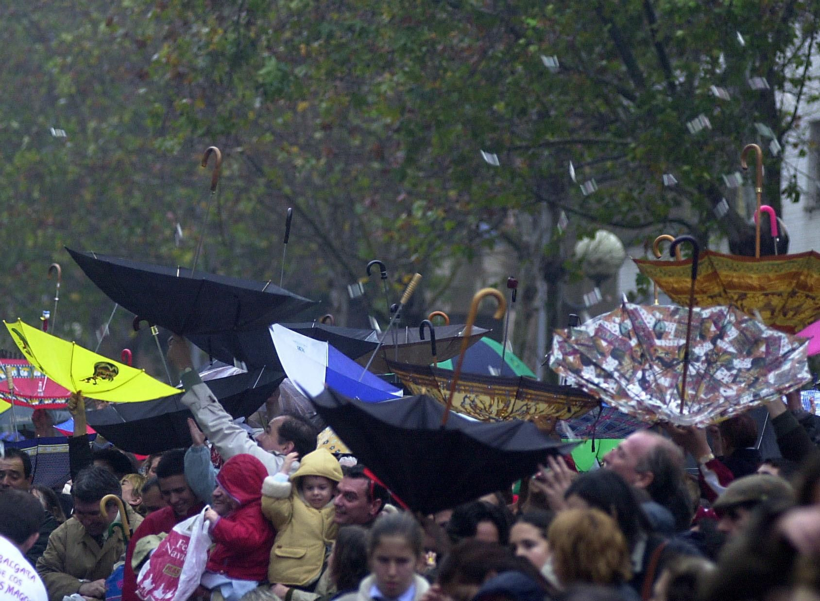 Paraguas en alto para recoger caramelos durante la Cabalgata de Reyes Magos de Sevilla, en una imagen de archivo.