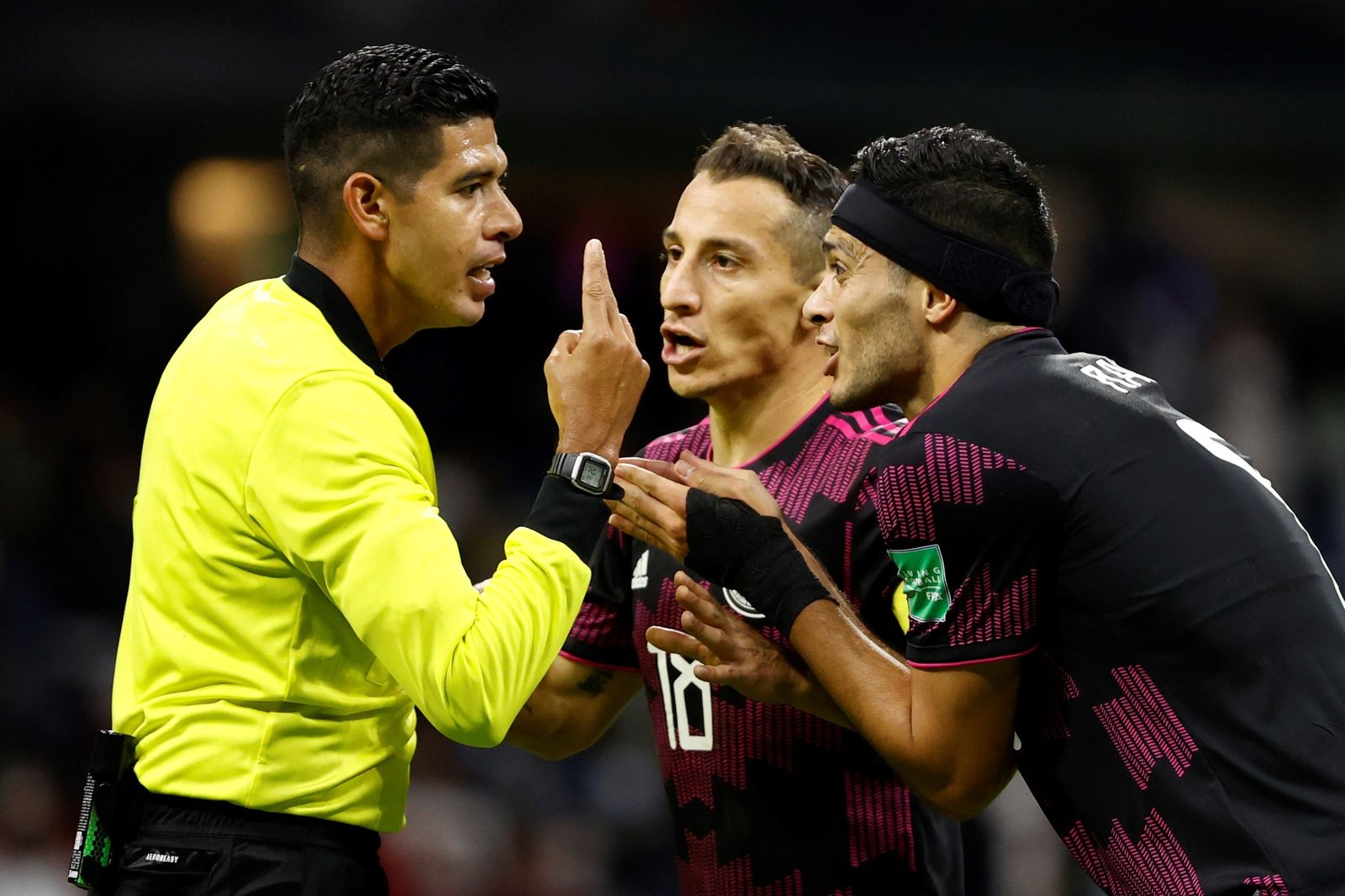 Andrés Guardado le protesta al árbitro durante el partido ante Canadá.