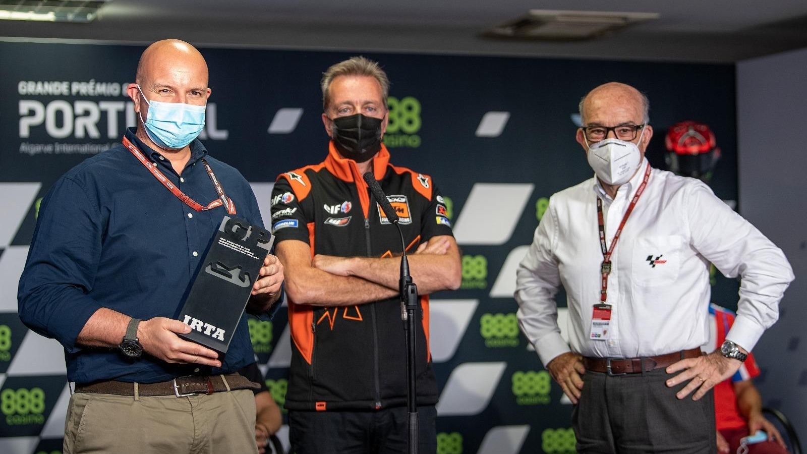 Entrega del reconocimiento al Circuito de Portimao hace escasas semanas durante una conferencia de prensa.