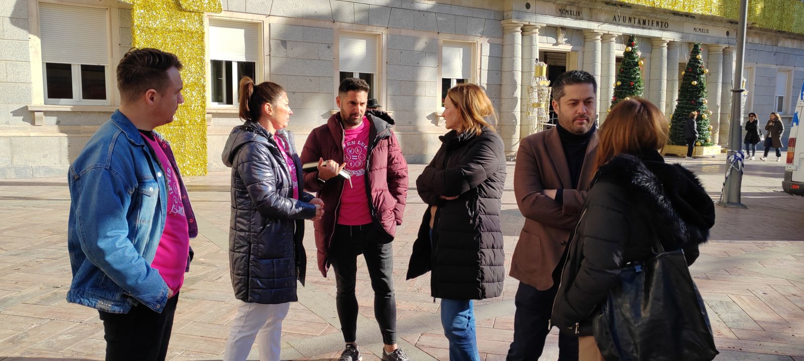 Concejales del PSOE junto al personas de integración social.
