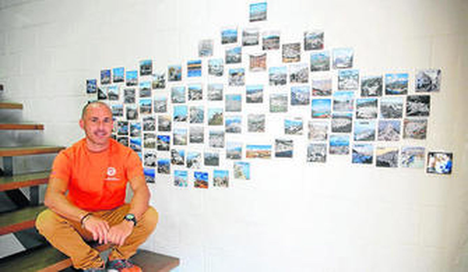 Óscar Reina, director de la compañía, posa con imágenes de todos los pueblos de la provincia de Málaga en azulejos.