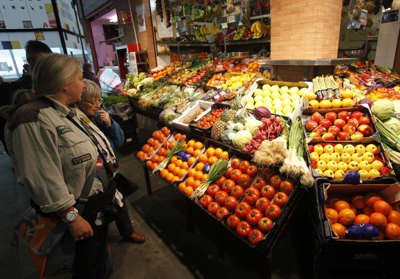 Un puesto de frutas y verduras del Mercado de Triana./JOSÉ ÁNGEL GARCÍA