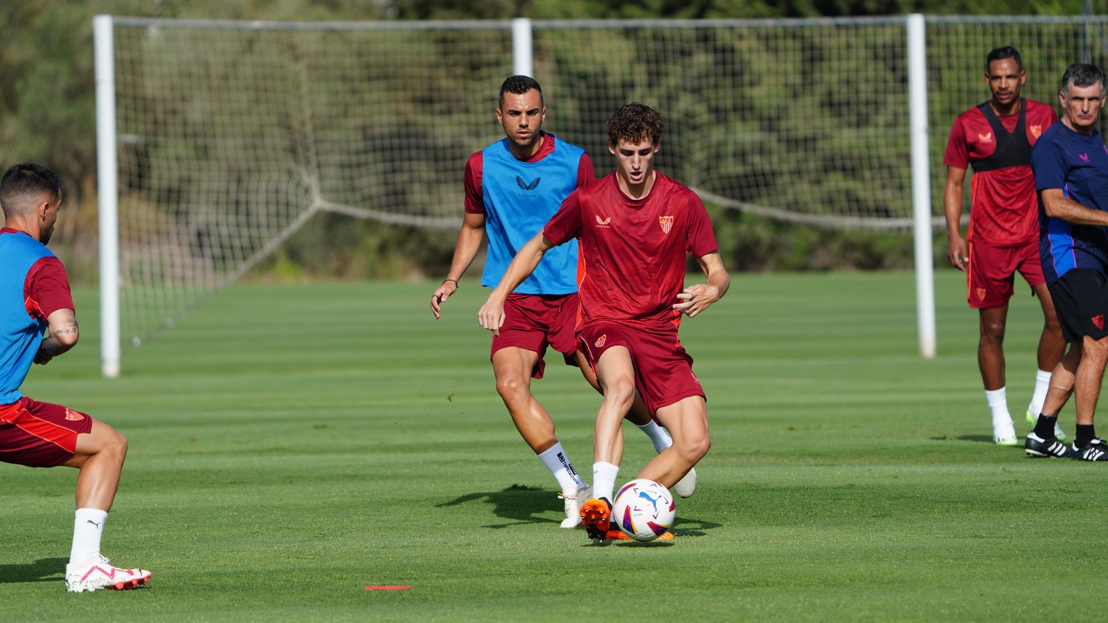 Manu Bueno, en contacto con el balón.