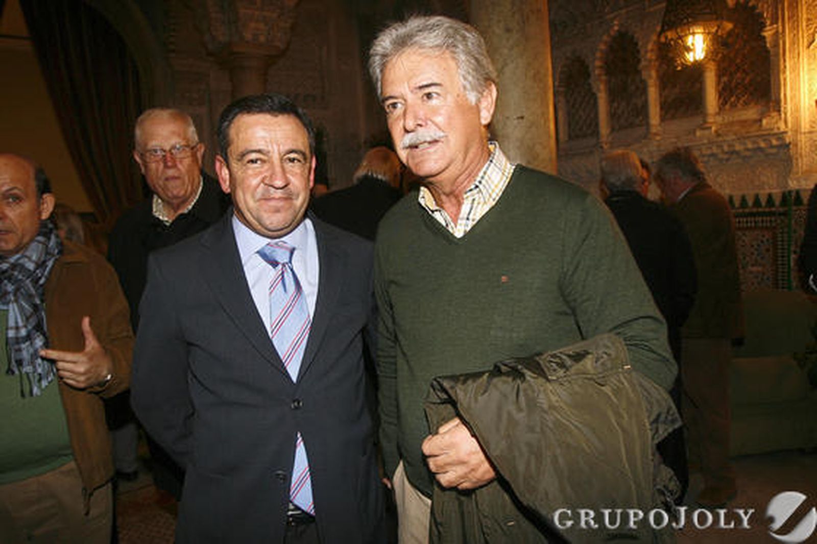 José Loaiza con el exdiputado del PP Aurelio Sánchez Ramos, que acudió a escuchar su conferencia

Foto: Joaquin Pino