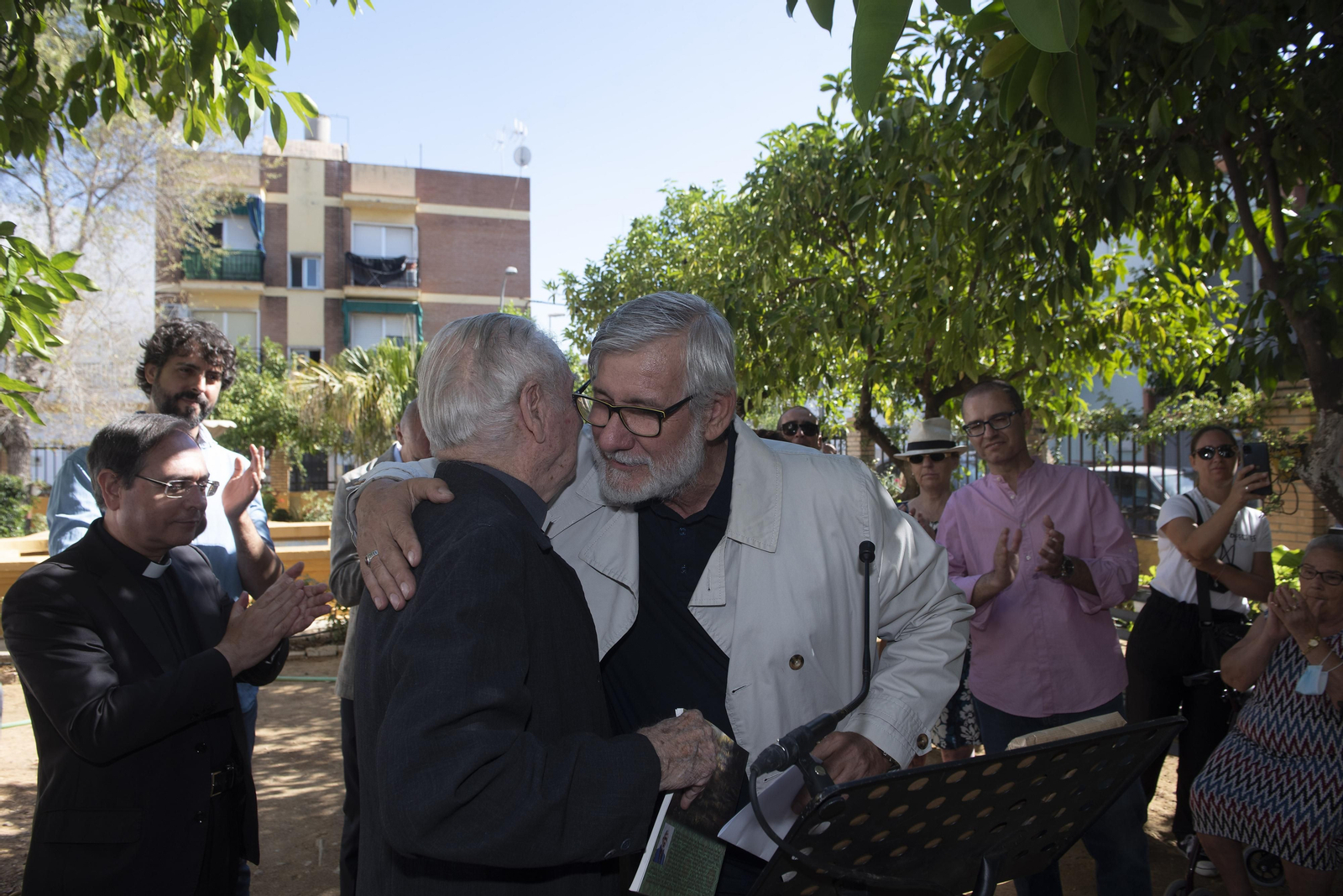 Las imágenes de la inauguración de los jardines del párroco D. Pedro Ybarra
