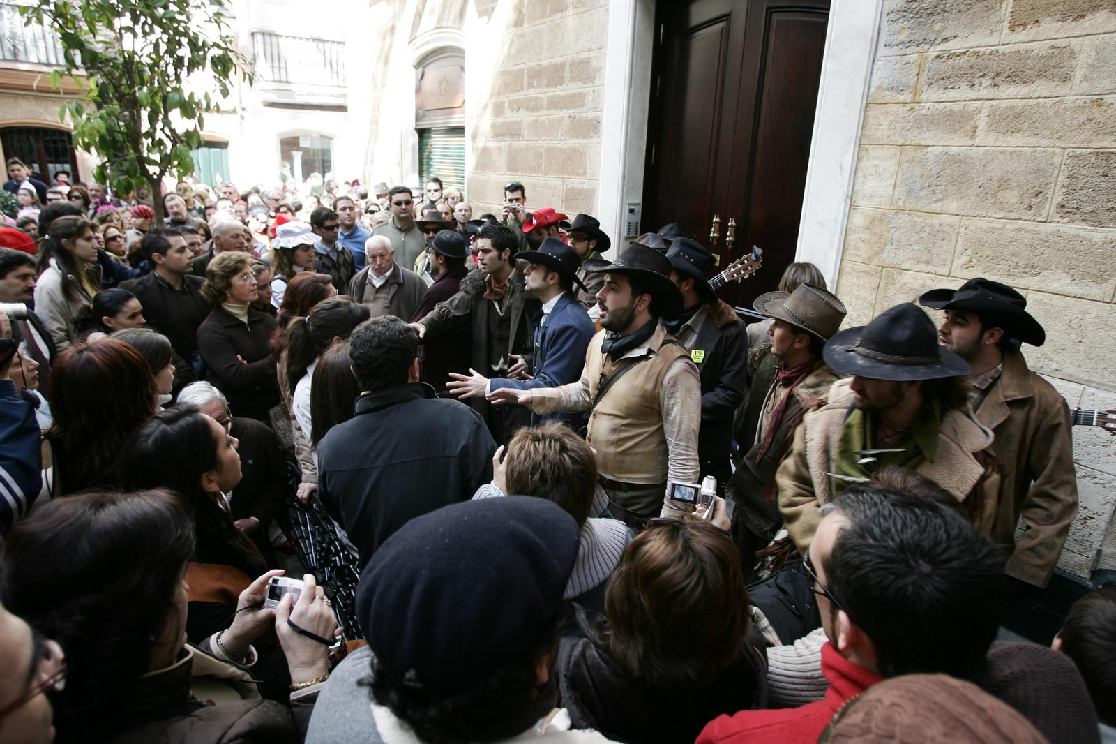 La comparsa de Luis Rivero, 'El desafío', es uno de los grupos 'oficiales' que no faltó en la calle.