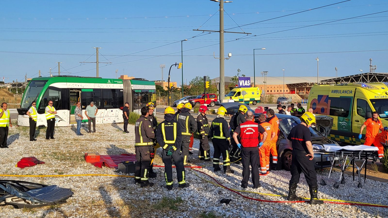 Bomberos intentan excarcelar al ocupante del coche accidentado en Málaga.