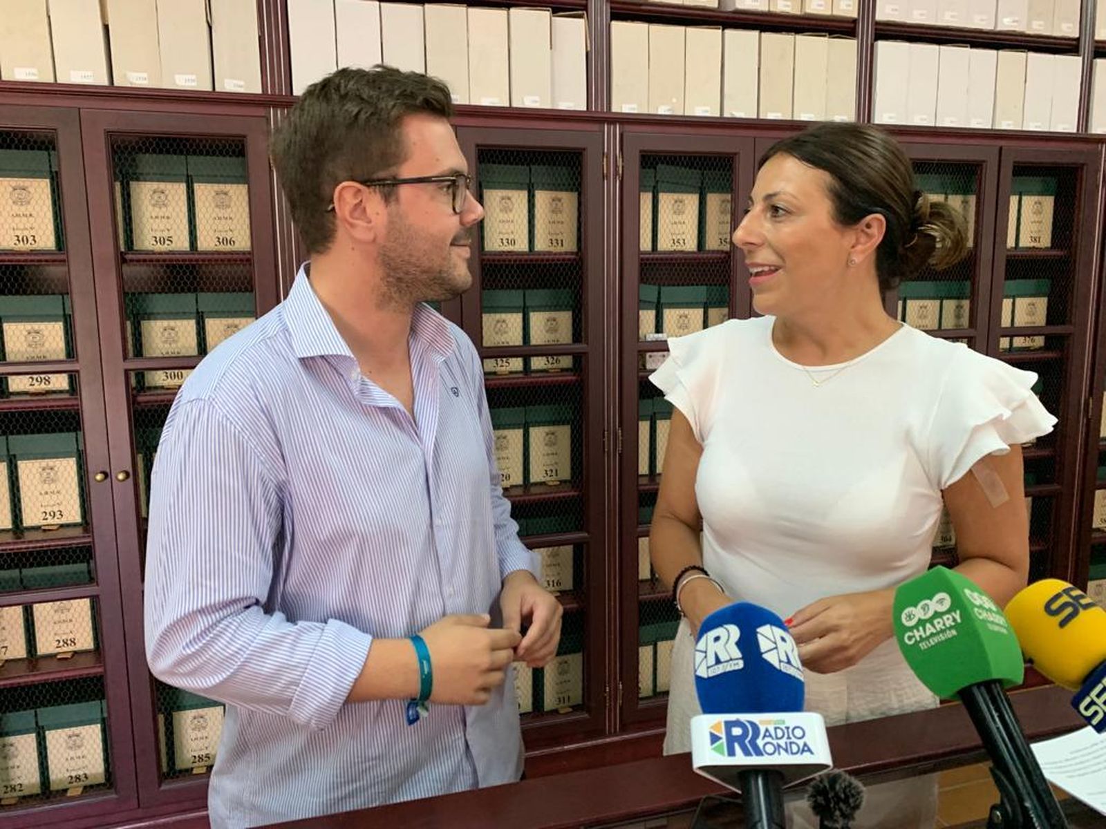 El delegado municipal de Educación junto a la alcaldesa de Ronda.