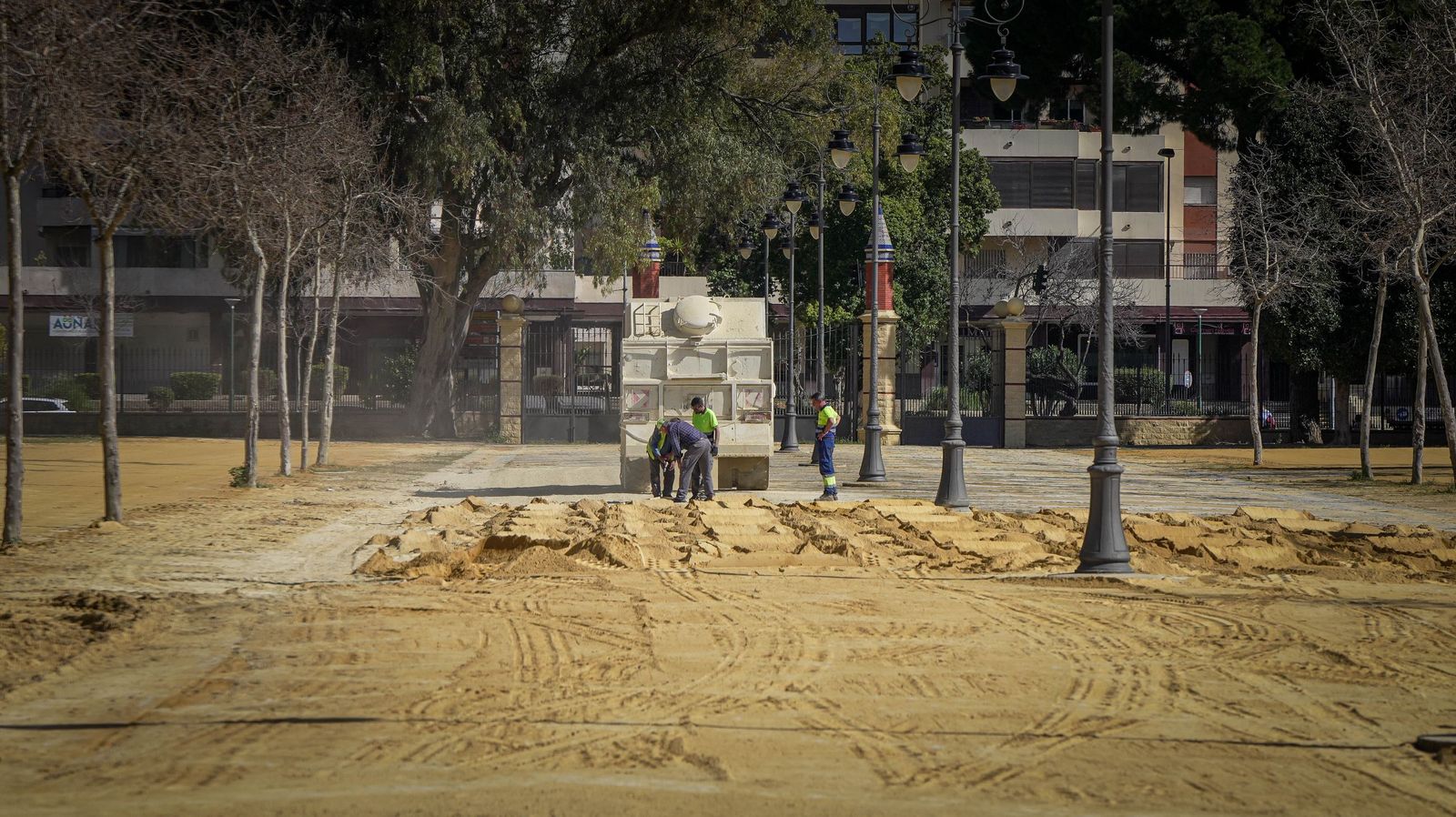 Ya ha empezado el montaje de casetas y reposición del albero en el Hontoria